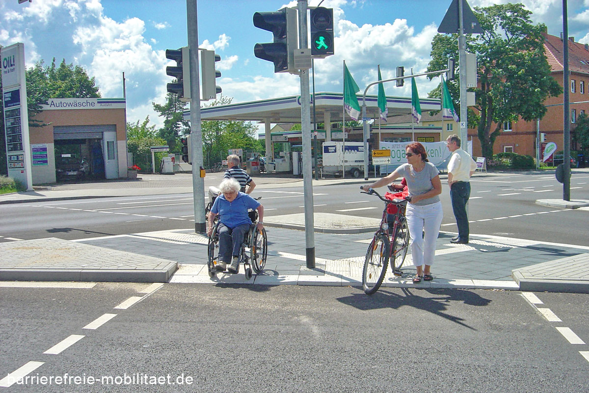 Getrennte Überquerungsstellen - ideal für Fußgänger und mit fahrbaren Hilfen