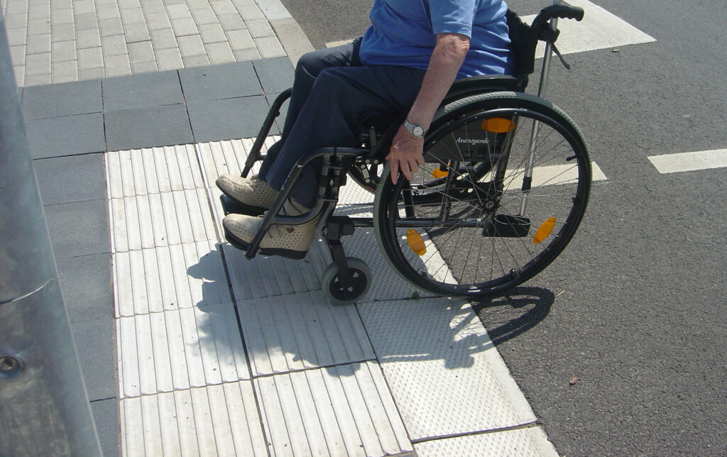 Barrierfereiheit Bordstein - Nulllabsenkung mit Rollstuhl