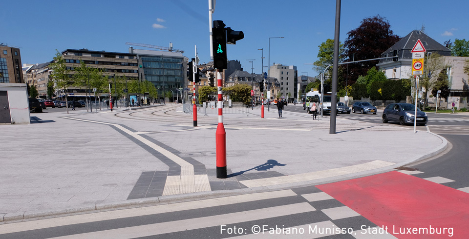 barrierefreie Überquerungsstelle mit Lichtsignalanlage und Radfahrerfurt an einer Platzfläche - Fabiano Munisso