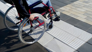 Querungsbord Nullabsenkung Bordstein für Rollstuhl- und Rollatornutzer